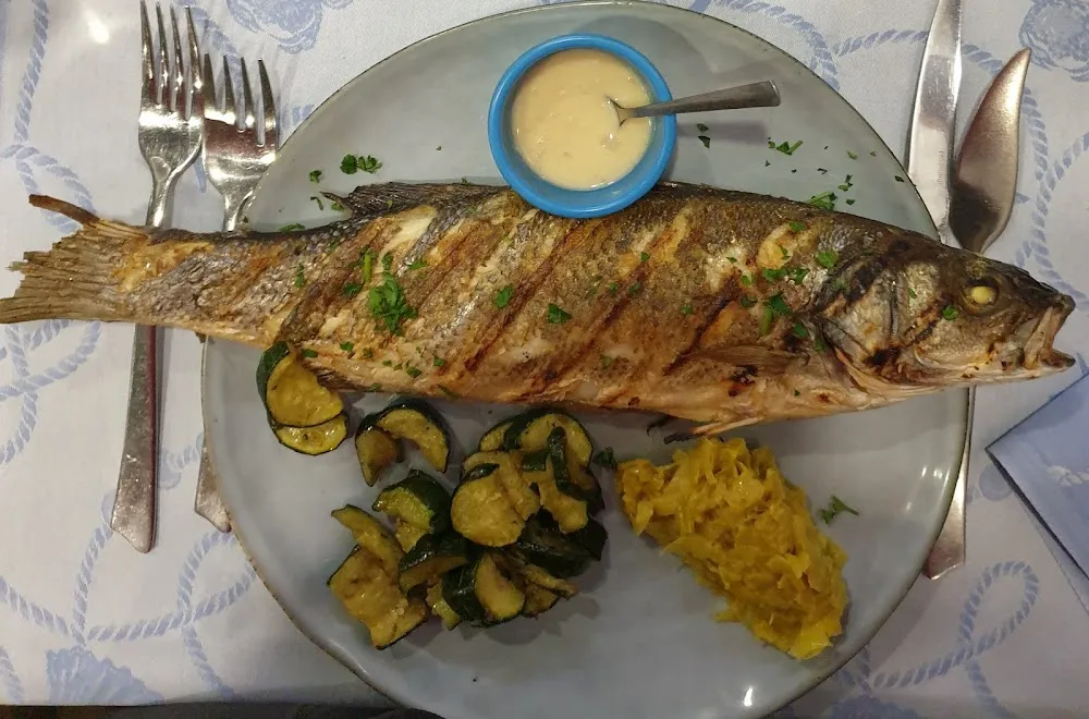 Bar Grillé Avec Fondue de Poireaux Et Ses Petits Légumes